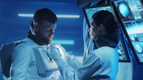 Astronauter Rymddräkter Ombord Banestationen Besättning Kosmonauter Förbereder Rymddräkten Man Och — Stockvideo