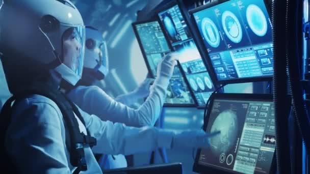 Tim Astronot Dalam Pakaian Ruang Angkasa Kapal Stasiun Orbital Sekelompok — Stok Video