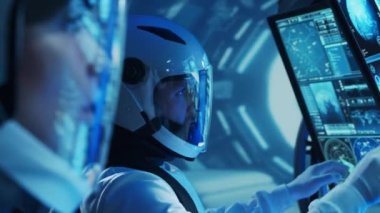 Yörünge istasyonunda uzay giysileri içinde bir astronot ekibi. Uzay gemisine pilotluk eden bir kozmonot mürettebatı. Uzayda kadın ve erkek. Galaktik seyahat ve bilim konsepti.