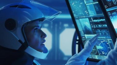 Yörünge istasyonunda uzay giysileri içinde bir astronot ekibi. Uzay gemisine pilotluk eden bir kozmonot mürettebatı. Uzayda kadın ve erkek. Galaktik seyahat ve bilim konsepti.