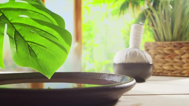 Spa Bakgrund Ljus Blommor Massagestenar Och Örtbollar Begreppet Massage Orientalisk — Stockvideo