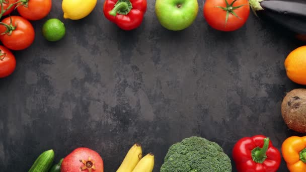 健康的な食事成分 新鮮な野菜 果物やスーパーフード ビーガンフードの概念 具体的な背景 — ストック動画