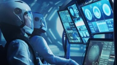 Yörünge istasyonunda uzay giysileri içinde bir astronot ekibi. Uzay gemisine pilotluk eden bir kozmonot mürettebatı. Uzayda kadın ve erkek. Galaktik seyahat ve bilim konsepti.