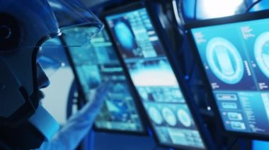 Yörünge istasyonunda uzay giysileri içinde bir astronot ekibi. Uzay gemisine pilotluk eden bir kozmonot mürettebatı. Uzayda kadın ve erkek. Galaktik seyahat ve bilim konsepti.