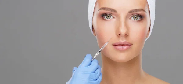 Lekarz Wstrzykujący Piękną Twarz Młodej Kobiety Chirurgia Plastyczna Podnoszenie Skóry — Zdjęcie stockowe