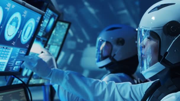우주복을 비행사들로 구성된 비행사들 우주선을 납치하고 있습니다 우주에 남자와 과학의 — 비디오