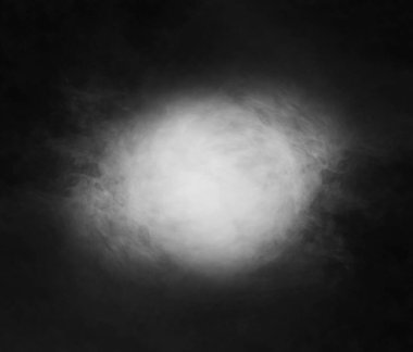 Siyah arka planda sigara içmek. Sis veya buhar soyut koyu doku deseni.