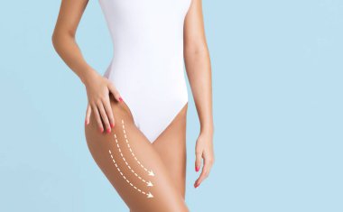 Beyaz iç çamaşırlı, çekici ve ince esmer kız stüdyoda poz veriyor. Sağlıklı yaşam tarzı, spor, spor, spor ve vücut bakımı kavramı.