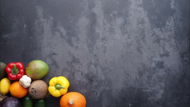 Ingredientes Alimenticios Saludables Verduras Frescas Frutas Superalimentos Nutrición Dieta Concepto — Vídeo de stock