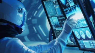 Yörünge istasyonunda uzay giysileri içinde bir astronot ekibi. Uzay gemisine pilotluk eden bir kozmonot mürettebatı. Uzayda kadın ve erkek. Galaktik seyahat ve bilim konsepti.