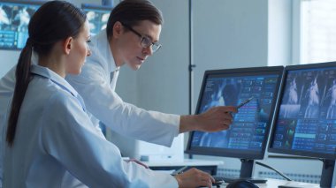 Profesyonel tıp doktorları hastane ofisinde bilgisayar araştırması yapıyorlar. Tıp, sağlık ve kardiyoloji teknolojisi kavramları.