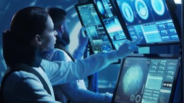 Yörünge istasyonunda uzay giysileri içinde bir astronot ekibi. Uzay gemisine pilotluk eden bir kozmonot mürettebatı. Uzayda kadın ve erkek. Galaktik seyahat ve bilim konsepti.