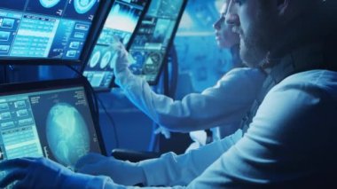 Yörünge istasyonunda uzay giysileri içinde bir astronot ekibi. Uzay gemisine pilotluk eden bir kozmonot mürettebatı. Uzayda kadın ve erkek. Galaktik seyahat ve bilim konsepti.