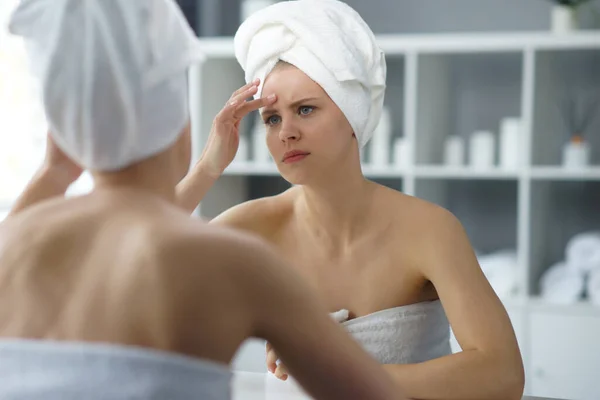 Young Woman Sits Bathroom Front Makeup Mirror Does Cosmetic Procedures - Stock-foto