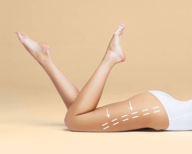 Çekici ve sportif bir kadın beyaz mayoyla poz. Zinde ve atletik vücut. Güzel kız mayo. Fitness, beslenme, sağlık ve kilo kaybı kavramı.