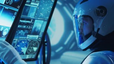 Yörünge istasyonunda uzay giysileri içinde bir astronot ekibi. Uzay gemisine pilotluk eden bir kozmonot mürettebatı. Uzayda kadın ve erkek. Galaktik seyahat ve bilim konsepti.