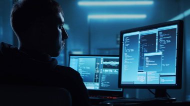 Kapüşonlu Bilgisayar Korsanı. Karanlık Surat. Hacker Attack, Virüs bulaşmış yazılım, Dark Web ve Siber Güvenlik Konsepti.