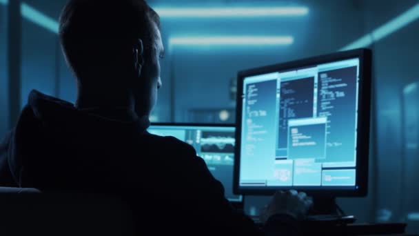胡迪镇的电脑黑客黑脸黑脸 黑客攻击 病毒感染软件 黑网和网络安全的概念 — 图库视频影像