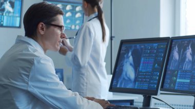 Profesyonel tıp doktorları hastane ofisinde bilgisayar araştırması yapıyorlar. Tıp, sağlık ve kardiyoloji teknolojisi kavramları.