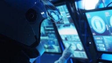 Yörünge istasyonunda uzay giysileri içinde bir astronot ekibi. Uzay gemisine pilotluk eden bir kozmonot mürettebatı. Uzayda kadın ve erkek. Galaktik seyahat ve bilim konsepti.