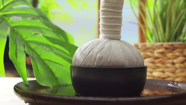 スパの背景 キャンドル 石やハーブボールをマッサージ マッサージ 東洋療法 幸福と瞑想の概念 — ストック動画