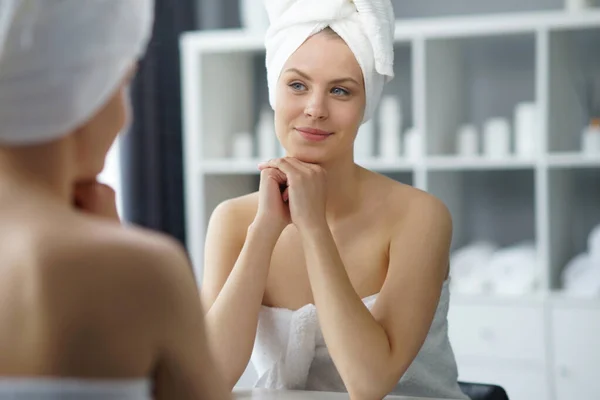 Young Woman Sits Bathroom Front Makeup Mirror Does Cosmetic Procedures — Stock fotografie