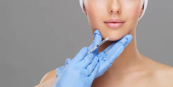 Docteur Injectant Dans Beau Visage Une Jeune Femme Chirurgie Plastique Photo De Stock