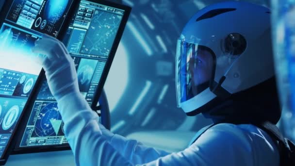 Astronaut Een Ruimtepak Aan Boord Van Het Baanstation Cosmonaut Bestuurt — Stockvideo