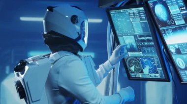 Yörünge istasyonunda bir uzay giysisinin içinde astronot. Uzay gemisine Kozmonot pilotluğu yapıyor. Uzaydaki adam. Galaktik seyahat ve bilim konsepti.