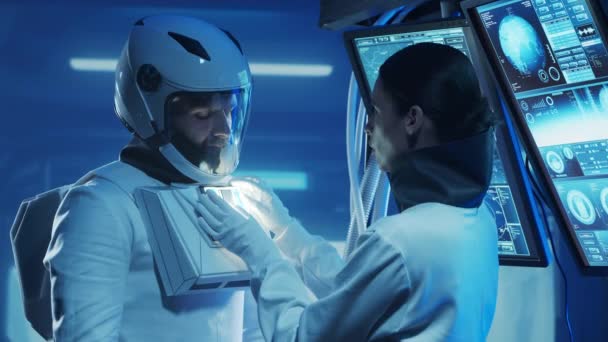 一队宇航员穿着宇航服登上了轨道站 宇航员的一组人员正在准备太空服 男人和女人在太空 银河旅行和科学的概念 — 图库视频影像