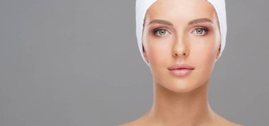 Genç bir kadının güzel yüzüne iğne yapan bir doktor. Estetik ameliyat, cilt gerdirme ve estetik tıp konsepti.