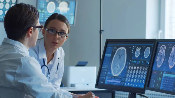Hivatásos Orvosok Számítógépes Kutatást Végeznek Kórházi Irodában Orvosi Egészségügyi Idegsebészeti Stock Kép