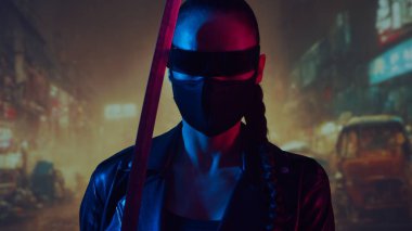 Maskeli ve katanalı siber-punk ninja kız. Şehir merkezindeki Asya şehrinin arka planında güzel bir kadın samuray..