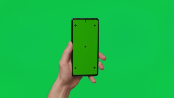 Male Hand Holding Smartphone Vertical Green Chroma Key Screen Isolated — Αρχείο Βίντεο