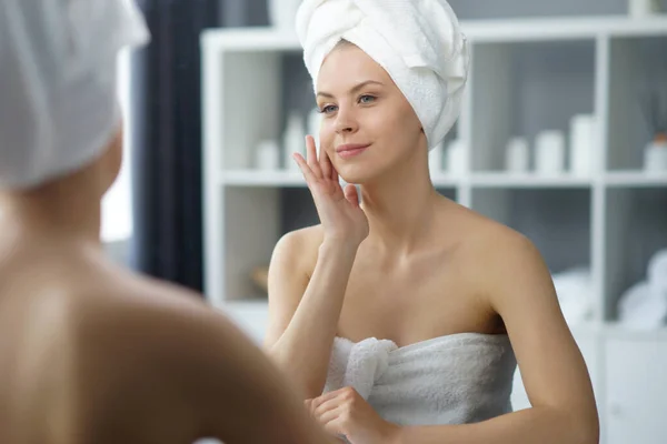 Young Woman Sits Bathroom Front Makeup Mirror Does Cosmetic Procedures —  Fotos de Stock
