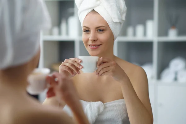 Young Woman Sits Bathroom Front Makeup Mirror Does Cosmetic Procedures — Fotografia de Stock