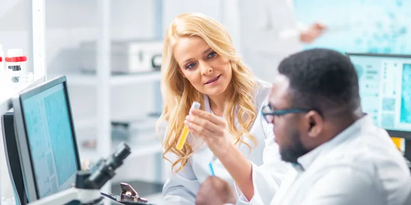 Medical Scientists Working Lab Doctor Teaching Interns Make Analyzing Research — Stock Photo, Image