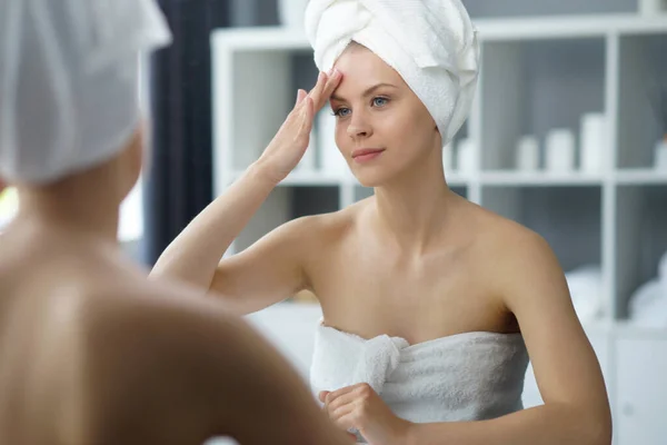 Young Woman Sits Bathroom Front Makeup Mirror Does Cosmetic Procedures — Foto de Stock