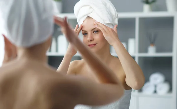 Young Woman Sits Bathroom Front Makeup Mirror Does Cosmetic Procedures —  Fotos de Stock