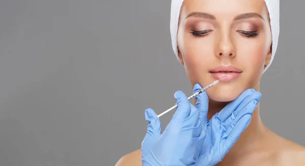 Doctor Injecting Beautiful Face Young Woman Plastic Surgery Skin Lifting — Stock Photo, Image