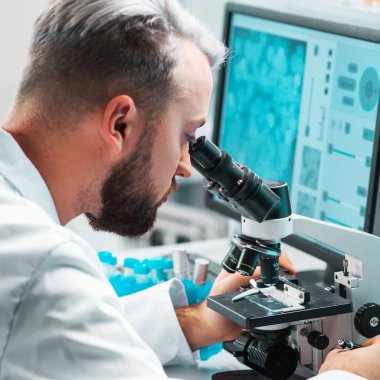 Profesyonel bilim adamı modern bir bilimsel araştırma laboratuvarında aşı üzerinde çalışıyor. Genetik mühendisliği işyeri. Gelecekteki teknoloji ve bilim konsepti.