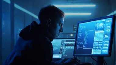 Kapüşonlu Bilgisayar Korsanı. Karanlık Surat. Hacker Attack, Virüs bulaşmış yazılım, Dark Web ve Siber Güvenlik Konsepti.