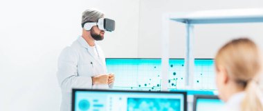 Genetik mühendisleri Sanal Gerçeklik teknolojisini kullanıyorlar. Profesyonel bilim adamları modern bir bilimsel araştırma laboratuvarında bir aşı üzerinde çalışıyorlar. Gelecek konsepti bilimi.