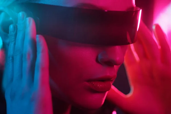 Porträt Eines Schönen Und Jungen Mädchens Cyberpunk Stil Mischfarbige Lichteffekte — Stockfoto