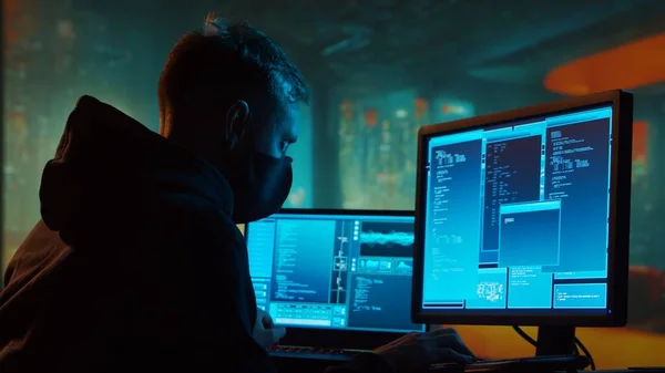 パーカーのコンピュータハッカー 暗い顔をしている ハッカー攻撃 ウイルス感染ソフトウェア ダークウェブ サイバーセキュリティの概念 — ストック写真