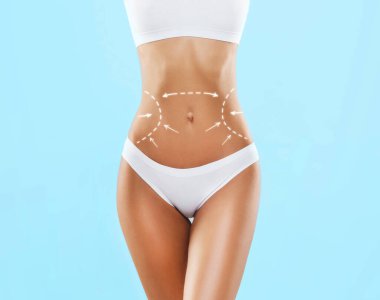 Stüdyoda poz veren beyaz mayo giymiş genç, fit ve güzel esmer kadın. Fitness, spor, diyet ve cilt bakımı kavramı.