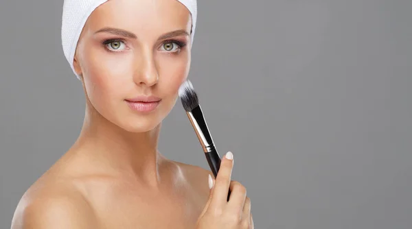 Retrato Belleza Mujer Joven Atractiva Con Pincel Maquillaje Maquillaje Cosméticos — Foto de Stock