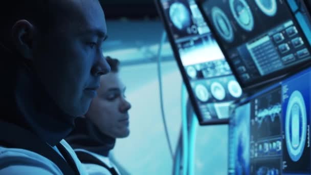 Команда Астронавтів Космічних Костюмах Орбітальній Станції Команда Космонавтів Пілотують Космічний — стокове відео