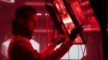 Mars istasyonunda uzay giysileri içinde bir astronot. Uzayda uzay gemisine pilotluk yapan kozmonotlar. Galaktik seyahat ve bilim konsepti.