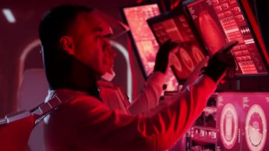 Mars istasyonunda uzay giysileri içinde bir astronot ekibi. Uzayda uzay gemisine pilotluk yapan bir kozmonot mürettebatı. Galaktik seyahat ve bilim konsepti.